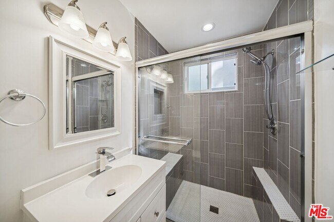 Building Photo - 1215 Hayworth Ave