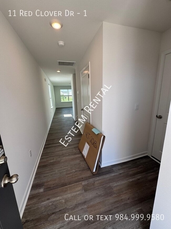 Building Photo - 11 Red Clover Dr