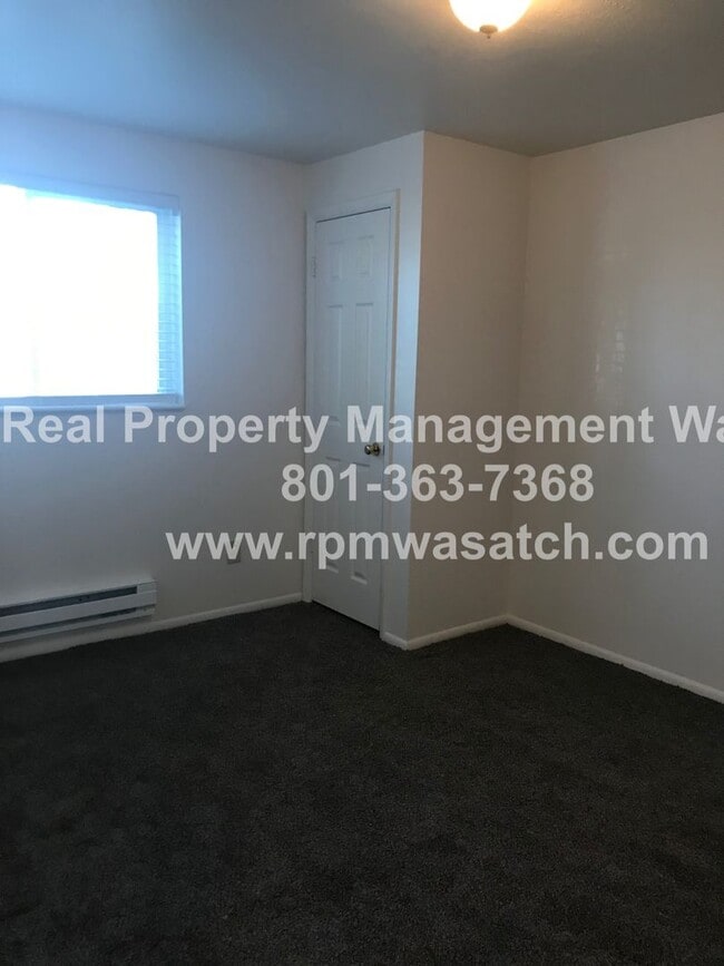 Building Photo - Check out This Cute 2 Bedroom 1 Bath SLC Condo!