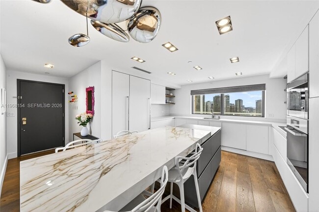 Building Photo - 601 NE 36th St