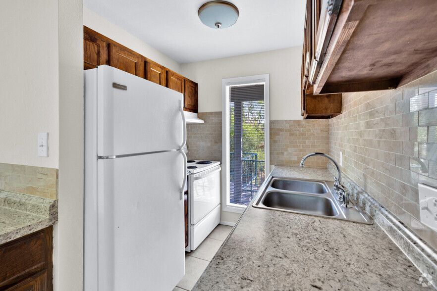 Kitchen - Sterling Oak Apartments