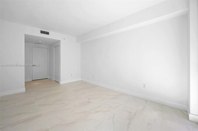 Building Photo - 1100S S Miami Ave