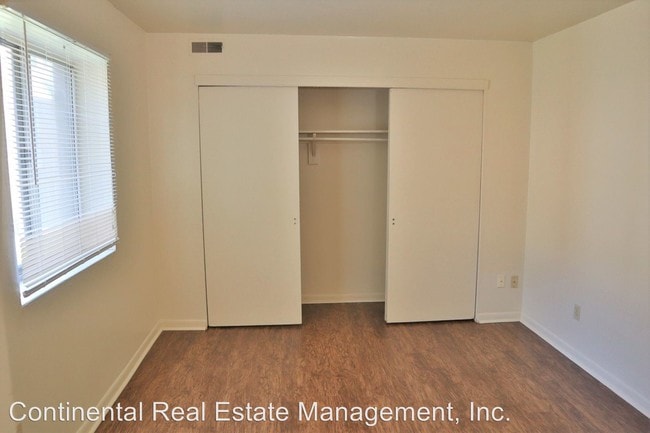 Building Photo - 801 Southgate Dr