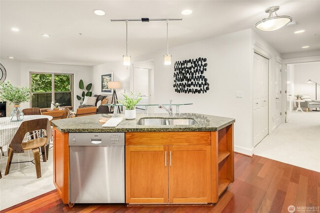 Building Photo - Quiet Magnolia condo within walking distan...