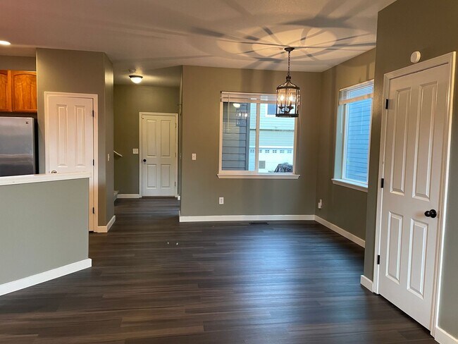 Building Photo - Custom Townhome in Camas School District! Stainless Steel Appliances and A/C!