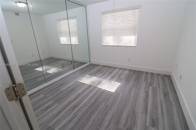 Building Photo - 16531 NE 35th Ave