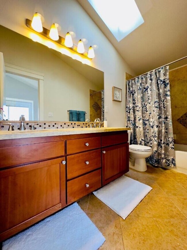 Building Photo - East Lake Town House