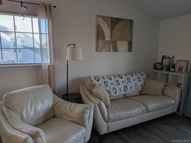 Building Photo - 17 The Knolls