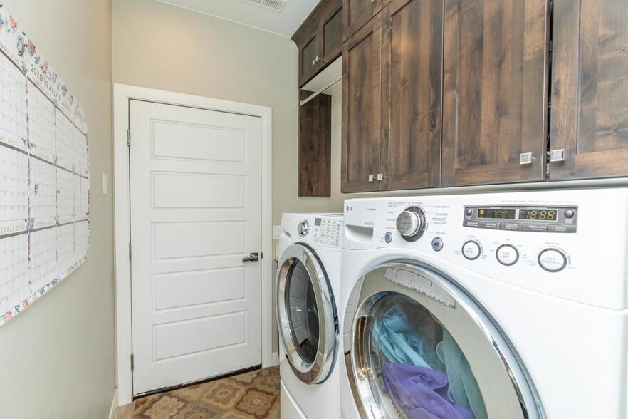 Laundry room - 1025 White Sands Dr