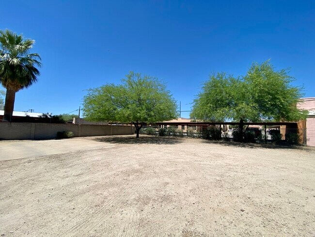 Building Photo - New Flooring! Spacious 1 Bedroom Available...