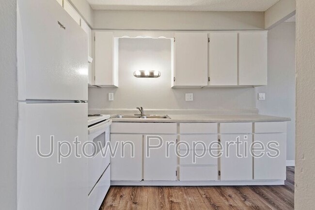 Building Photo - 2606 NE Lombard St