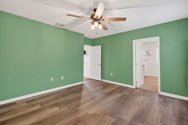 Building Photo - Available Now! 4BR Home in Avalon Park with Fenced Yard & Resort-Style Amenities