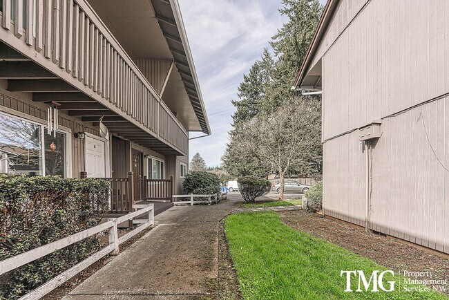 Building Photo - 2 BD Unit with Covered Deck