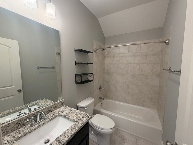 Building Photo - This home will go fast!! Super clean and ready for new tenant!