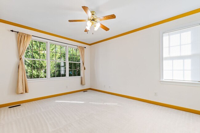 Building Photo - Exceptional 5-Bedroom Residence in the Hea...