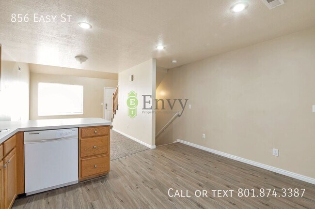 Building Photo - 856 Easy St