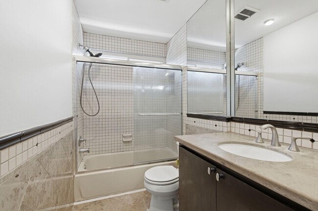 Building Photo - 2810 Lakeview Dr