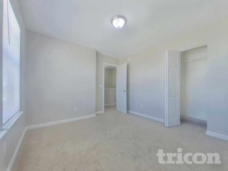 Building Photo - 390 Fox Trot Dr