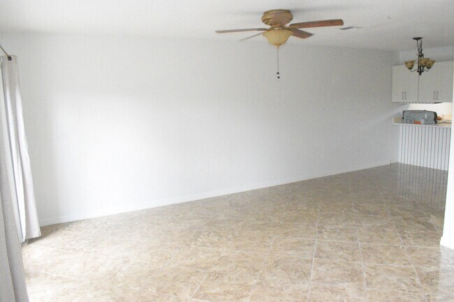 Building Photo - 905 Riverside Dr