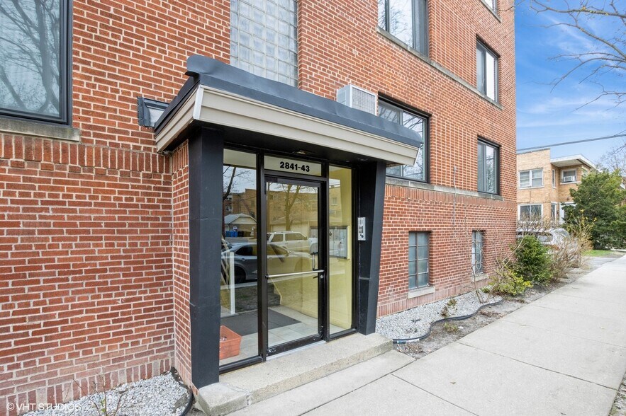 Building Photo - 2843 W Arthur Ave