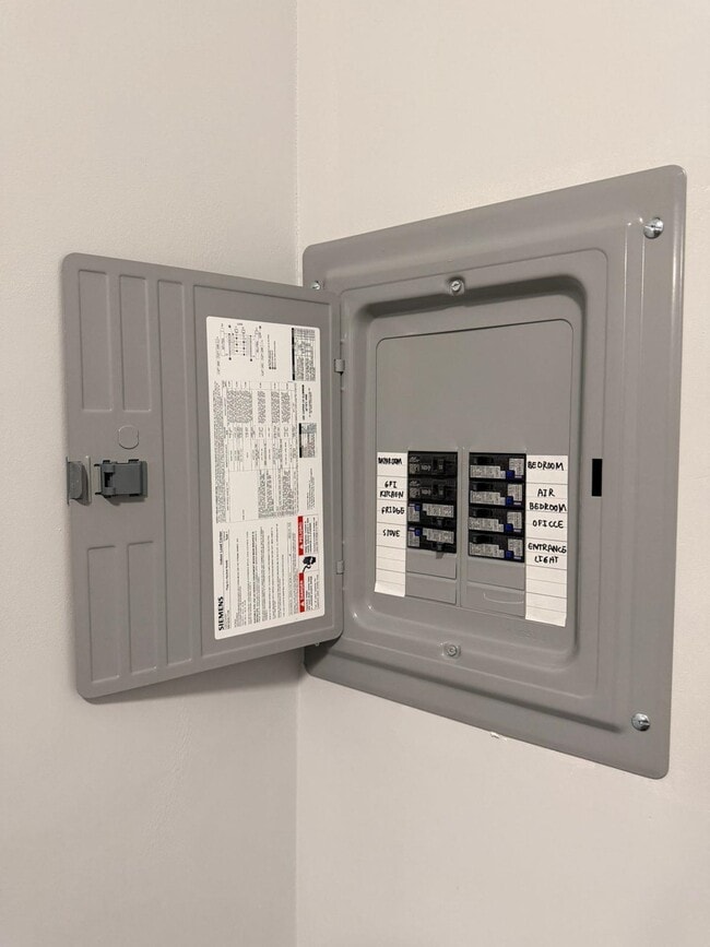 Building Photo - 906 Summit Ave