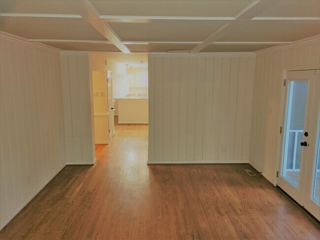 Building Photo - Huge 5 bedroom upgraded Colonial with larg...