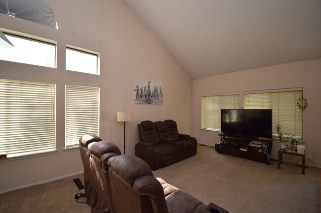 Building Photo - Bright Holladay 4 Bed Home – High Ceilings in Prime Location!!