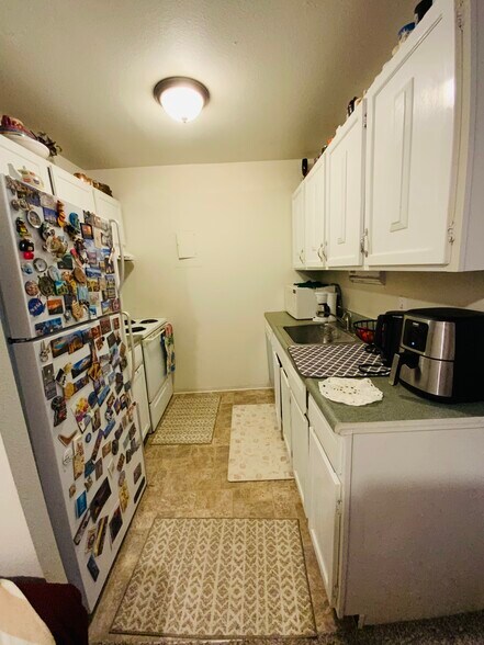 Building Photo - 1250 Golden Cir