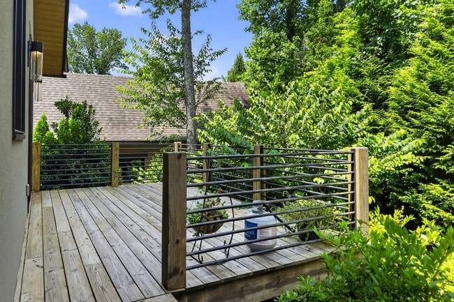 Building Photo - Stunning Luxury Home in the Village of Che...