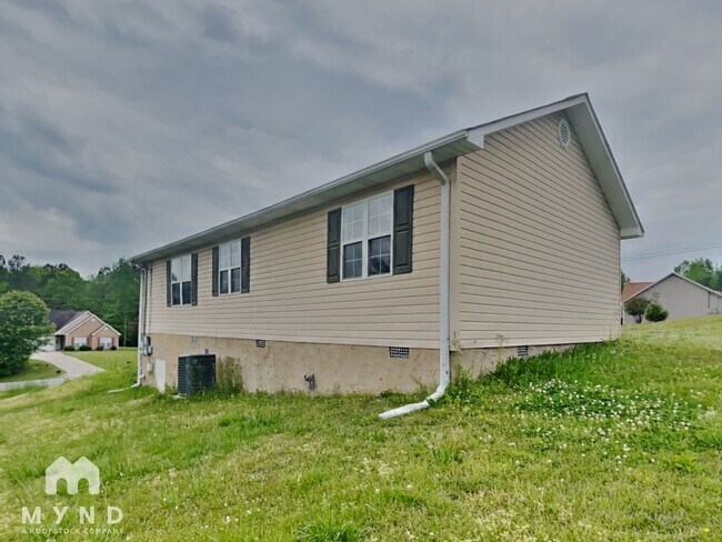 Building Photo - 215 Sunrise Dr