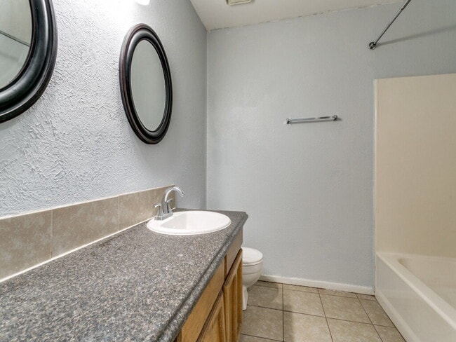 Building Photo - 980 Meadow Cir S