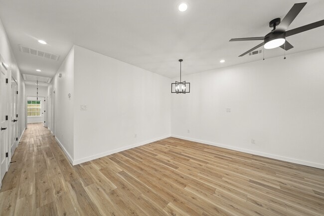 Building Photo - 6206 Lyndhurst Dr