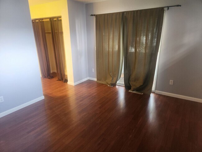 Building Photo - Beautiful well maintained two story, two bedroom townhouse with private backyard.