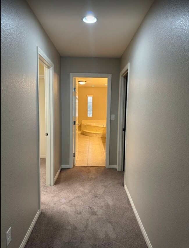Building Photo - Large Stunning 5 Bedroom Home in the South...