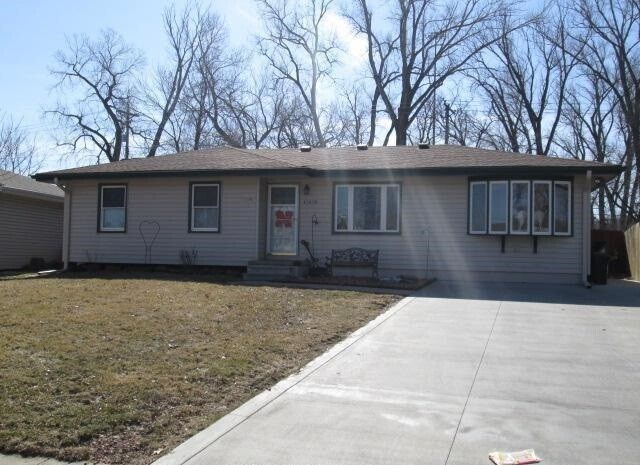 Building Photo - Move-in special offer!!!  Huge house - over 2,200 sqft convenient location and private backyard $...