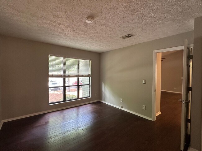 Building Photo - 2 bed/2 bath condo in great Roswell location