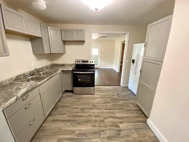 Building Photo - 3 Bedroom Home in Seneca, SC