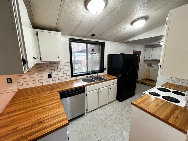 Building Photo - 8822 Holmquist Rd SE