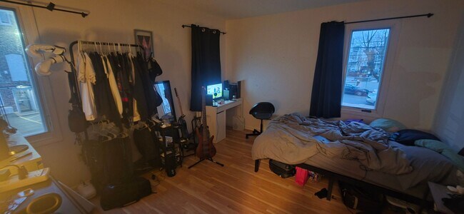 Building Photo - NO FEE! XL House w 2 Parking Inc, Laundry I/U -- New Hardwood Flooring, Pet Friendly, 2 Parking S...