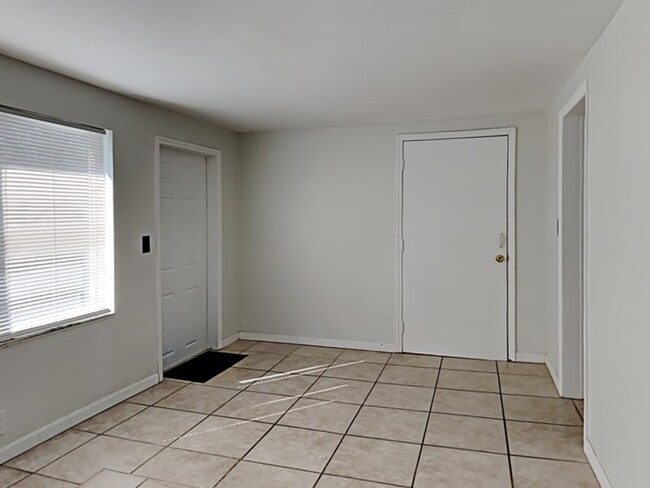 Building Photo - 142 Lynbrook Dr