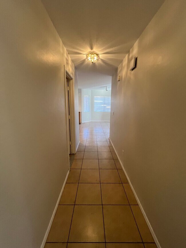 Building Photo - 1776 square foot 3 Bedroom home in El Mirage