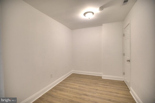 Building Photo - 1405 N Decker Ave