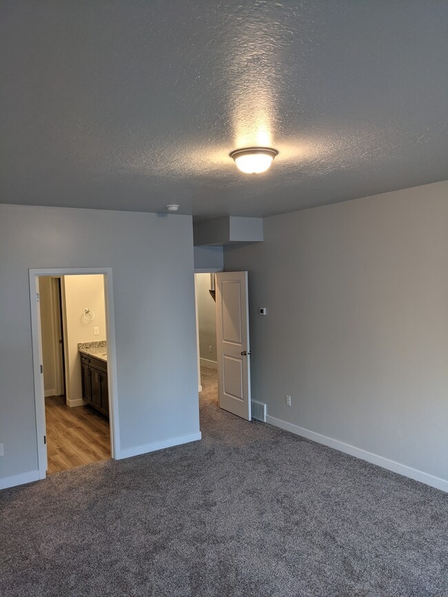 Building Photo - 3293 S Lincoln Ln