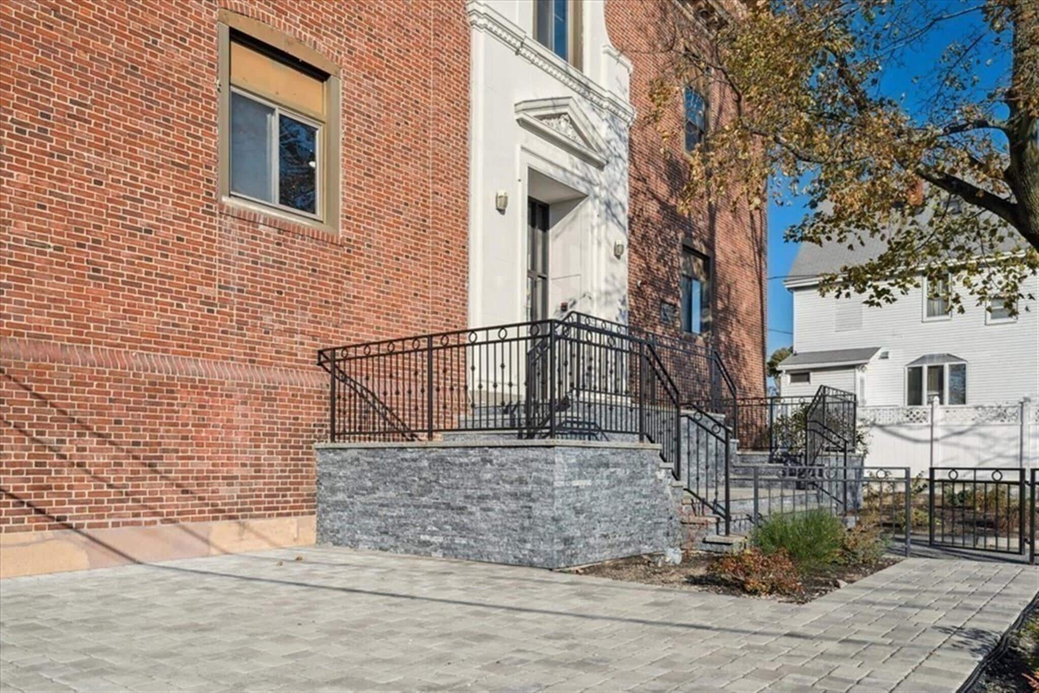 Building Photo - 14 Locust St