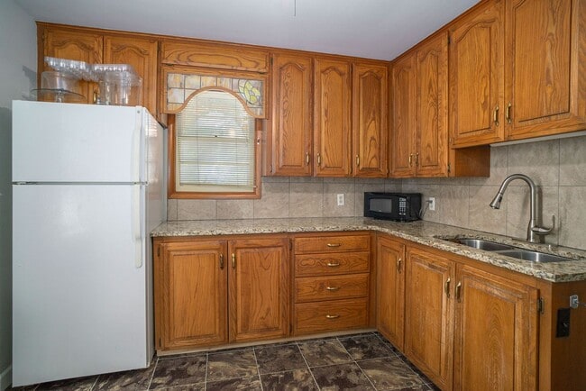 Building Photo - Updated 3 Bedroom Benson Home