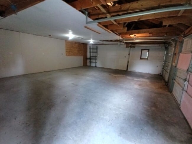 Building Photo - 2044 Garrick Ave