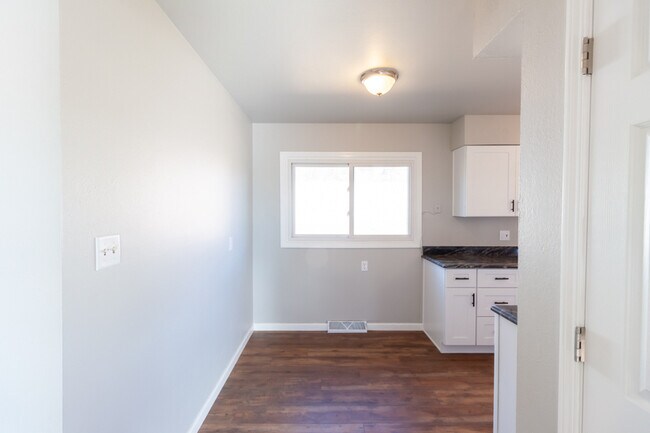 Building Photo - 804 Cahill Dr