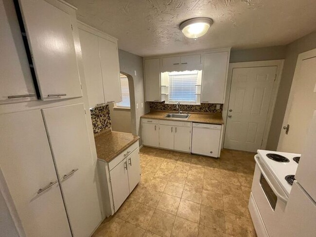 Building Photo - Charming 3 bedroom, 1.5 bathroom home in I...