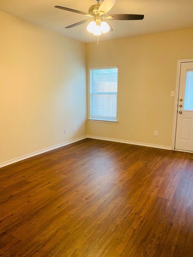 Building Photo - Charming 3/2 Duplex with Garage — No Carpet, Fenced Yard!