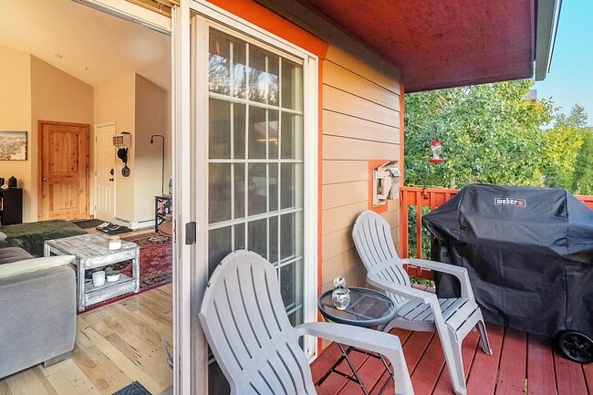 Building Photo - Furnished! Updated 3bed/3bath! 1 car garage! Heat included! Flexible lease terms!